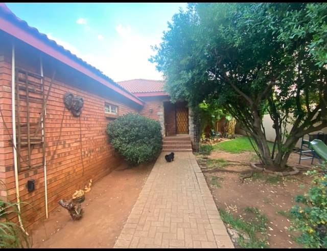 3 BEDROOM TOWNHOUSE FOR SALE IN AERORAND